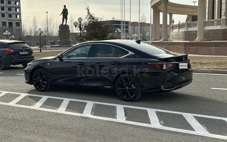 Lexus ES 300h 2022 годаүшін25 000 000 тг. в Атырау