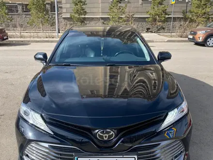 Toyota Camry 2018 года за 13 900 000 тг. в Астана