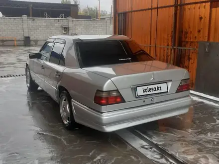 Mercedes-Benz E 280 1993 года за 2 750 000 тг. в Жаркент – фото 2