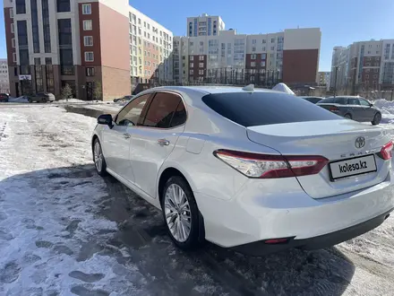Toyota Camry 2019 года за 14 200 000 тг. в Астана – фото 4