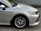 Toyota Camry 2019 года за 13 200 000 тг. в Алматы – фото 2
