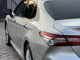 Toyota Camry 2019 года за 13 200 000 тг. в Алматы – фото 5