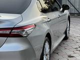 Toyota Camry 2019 года за 13 200 000 тг. в Алматы – фото 4