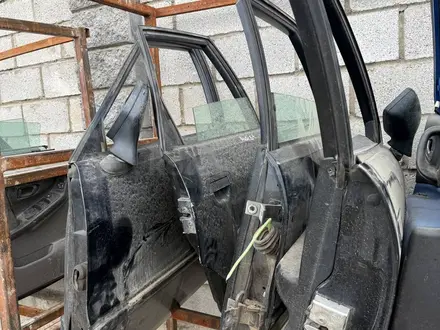 Двери на audi b4, ауди б4 за 15 000 тг. в Алматы