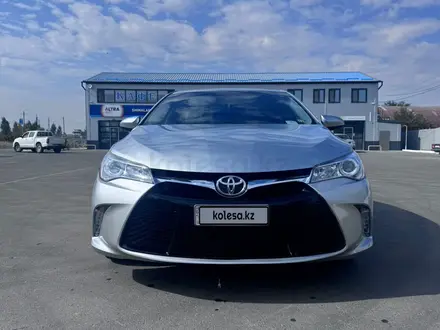 Toyota Camry 2015 года за 6 700 000 тг. в Уральск – фото 2