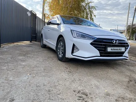 Hyundai Elantra 2019 года за 8 100 000 тг. в Уральск – фото 4