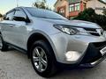 Toyota RAV4 2015 годаfor11 700 000 тг. в Актобе – фото 4