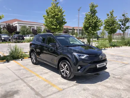 Toyota RAV4 2017 года за 10 700 000 тг. в Актау