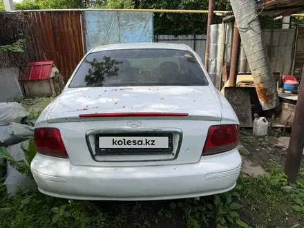 Hyundai Sonata 2002 года за 1 300 000 тг. в Алматы – фото 2