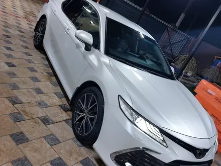 Toyota Camry 2021 года за 18 500 000 тг. в Атырау – фото 3