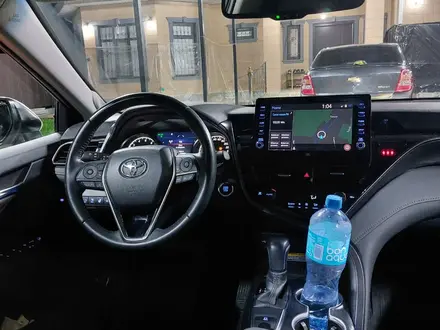 Toyota Camry 2021 года за 18 500 000 тг. в Атырау – фото 5