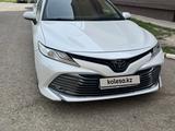 Toyota Camry 2020 года за 14 500 000 тг. в Уральск – фото 2