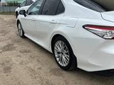 Toyota Camry 2020 года за 14 500 000 тг. в Уральск – фото 4