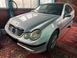 Mercedes-Benz C 180 2001 годаfor2 800 000 тг. в Караганда – фото 2