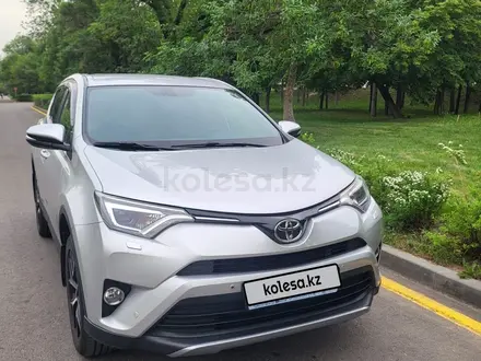 Toyota RAV4 2018 года за 12 300 000 тг. в Алматы