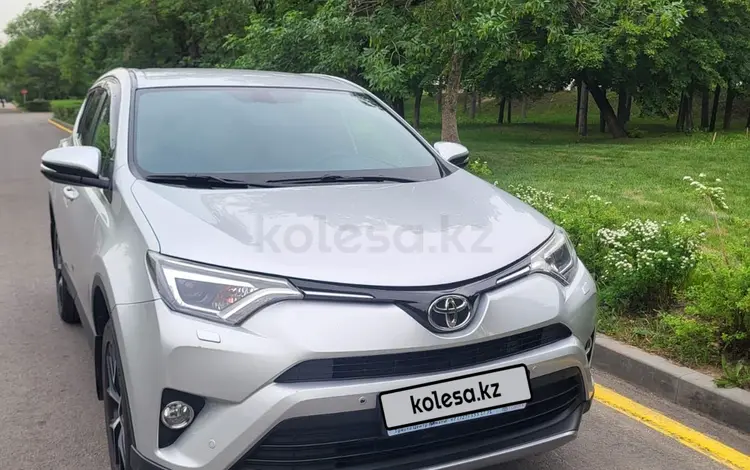 Toyota RAV4 2018 года за 12 300 000 тг. в Алматы
