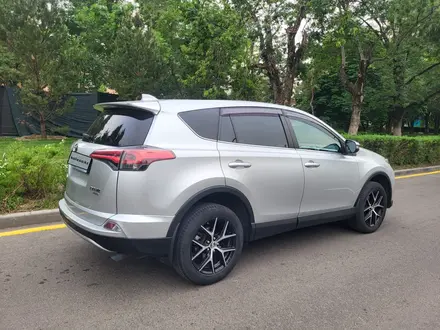 Toyota RAV4 2018 года за 12 300 000 тг. в Алматы – фото 3