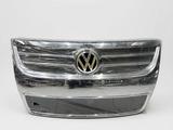 Решетка радиатора Volkswagen Touareg за 1 000 тг. в Алматы