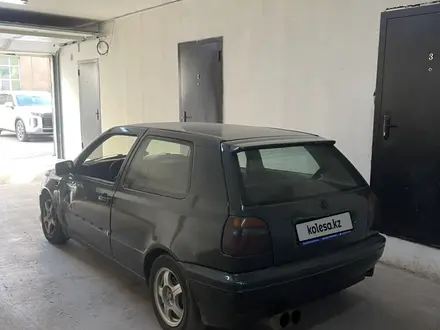 Volkswagen Golf 1997 года за 1 100 000 тг. в Астана – фото 2