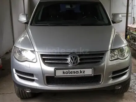 Volkswagen Touareg 2008 года за 6 200 000 тг. в Алматы – фото 2