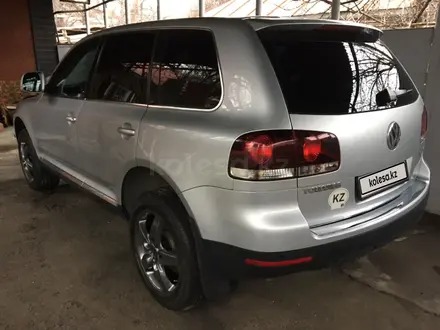 Volkswagen Touareg 2008 года за 6 200 000 тг. в Алматы – фото 4