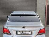 Hyundai Solaris 2015 года за 3 700 000 тг. в Атырау – фото 4