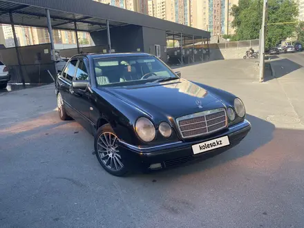 Mercedes-Benz E 230 1996 года за 2 100 000 тг. в Алматы