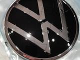 Эмблема решетки радиатора Volkswagen Polo Liftbackfor18 000 тг. в Караганда – фото 3