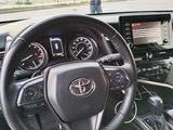 Toyota Camry 2022 года за 14 500 000 тг. в Атырау – фото 4