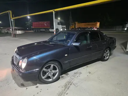 Mercedes-Benz E 280 1996 года за 2 500 000 тг. в Алматы