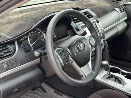 Toyota Camry 2014 года за 8 100 000 тг. в Актобе – фото 14