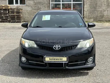 Toyota Camry 2014 года за 8 100 000 тг. в Актобе – фото 2