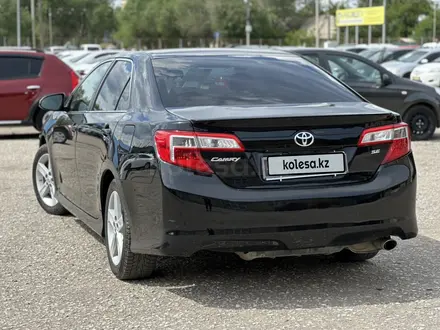 Toyota Camry 2014 года за 8 100 000 тг. в Актобе – фото 4