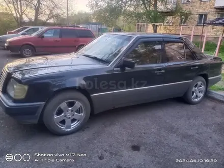 Mercedes-Benz E 220 1992 года за 2 100 000 тг. в Караганда – фото 2