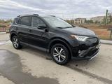 Toyota RAV4 2017 года за 9 490 000 тг. в Актобе