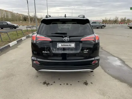 Toyota RAV4 2017 года за 9 490 000 тг. в Актобе – фото 5