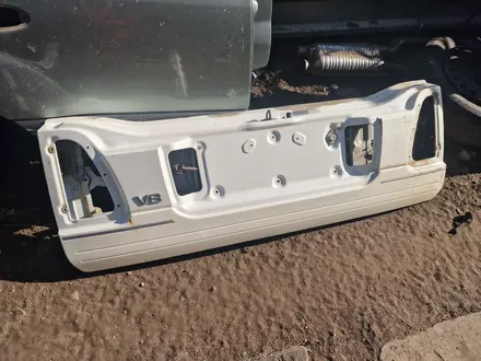 Крышка багажника Lexus LX-470 нижняя за 98 000 тг. в Актобе