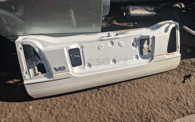 Крышка багажника Lexus LX-470 нижняя за 98 000 тг. в Актобе