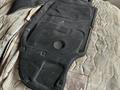Обшивка капота утеплитель на Audi A8 D3 за 17 000 тг. в Шымкент