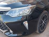 Toyota Camry 2017 года за 13 900 000 тг. в Астана – фото 3