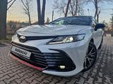 Toyota Camry 2021 года за 15 900 000 тг. в Алматы – фото 2