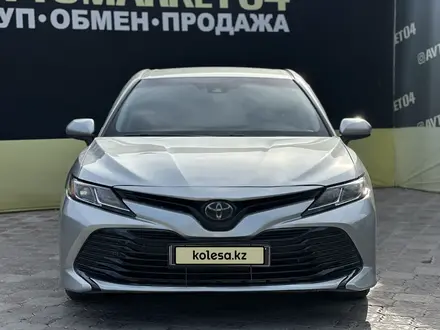 Toyota Camry 2017 года за 10 500 000 тг. в Актобе – фото 2