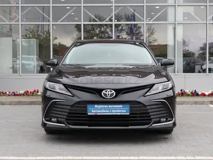 Toyota Camry 2021 года за 13 990 000 тг. в Астана – фото 2