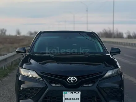 Toyota Camry 2021 года за 11 500 000 тг. в Кызылорда – фото 2