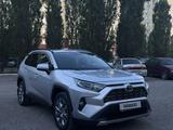Toyota RAV4 2021 года за 14 500 000 тг. в Актобе