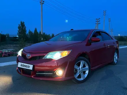 Toyota Camry 2013 года за 8 500 000 тг. в Актобе – фото 2