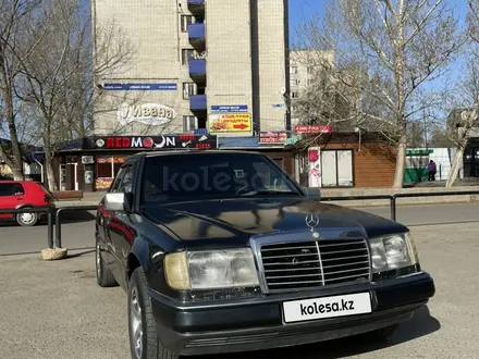Mercedes-Benz E 260 1992 года за 1 350 000 тг. в Уральск – фото 4