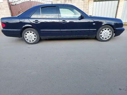 Mercedes-Benz E 230 1998 года за 2 900 000 тг. в Караганда – фото 6