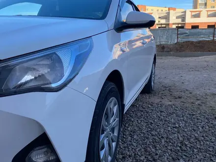 Hyundai Accent 2022 года за 7 500 000 тг. в Актобе – фото 2