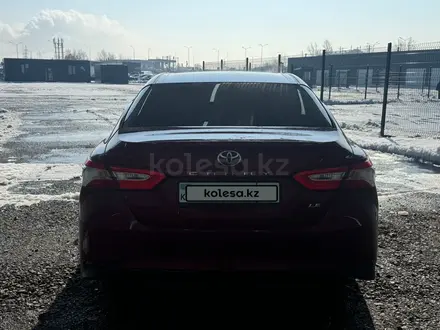 Toyota Camry 2018 года за 8 979 400 тг. в Астана – фото 2